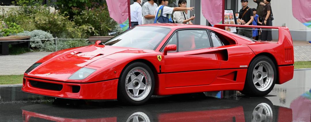 Red Ferrari F40, side view
