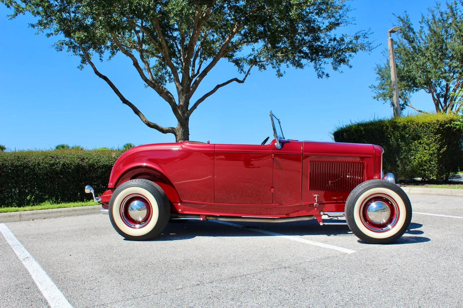 1932 Ford Model 18 Deuce Roadster Replica