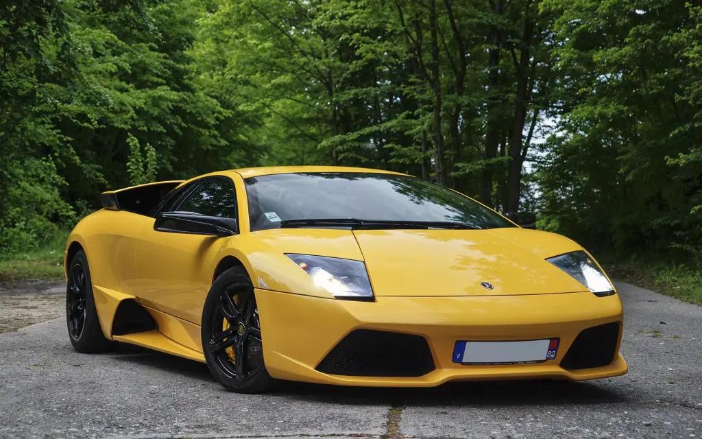 Lamborghini Murciélago LP670-4 SV in bright yellow, highlighting its bold Italian design