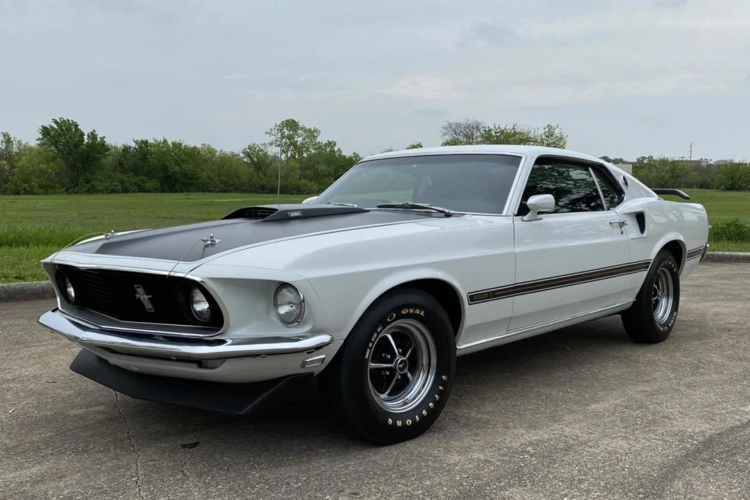 1969 Ford Mustang Mach 1 SportsRoof in white with black hood